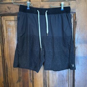 Vuori Men’s lined shorts Size small